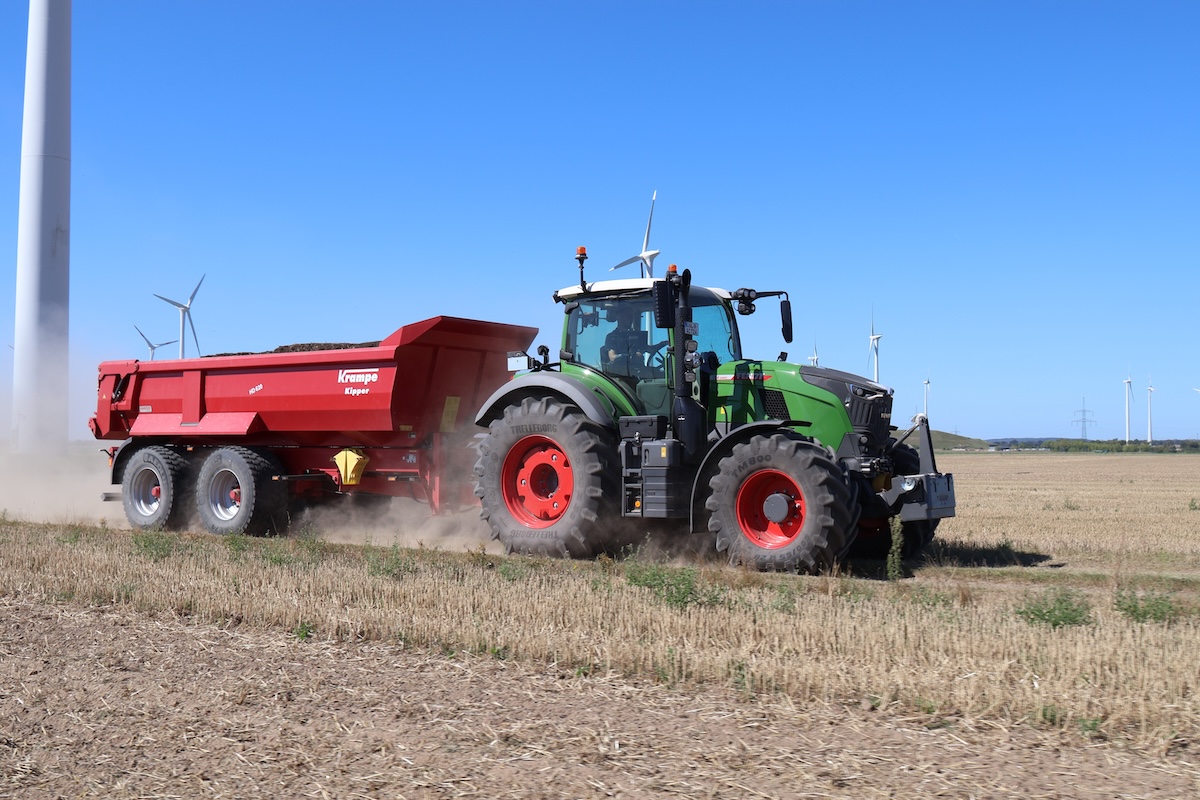 Il nuovo Fendt 724 Vario Gen7.1 a 60 chilometri orari durante una prova di trasporto su strada sterrata